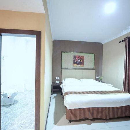New Hollywood Hotel Pekanbaru Exterior foto