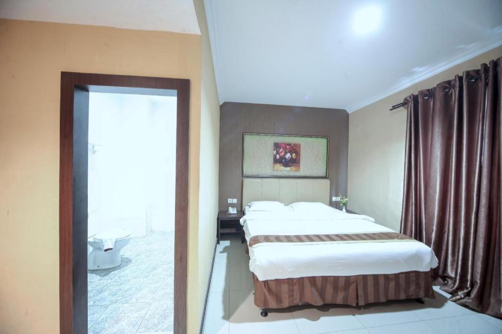 New Hollywood Hotel Pekanbaru Exterior foto