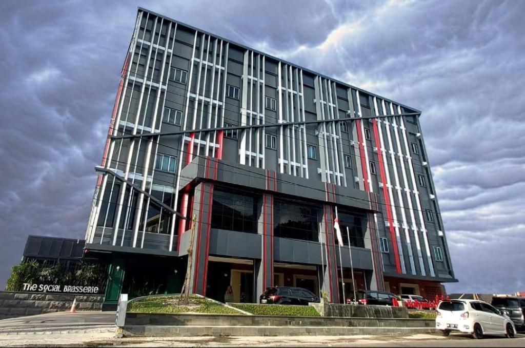 New Hollywood Hotel Pekanbaru Exterior foto