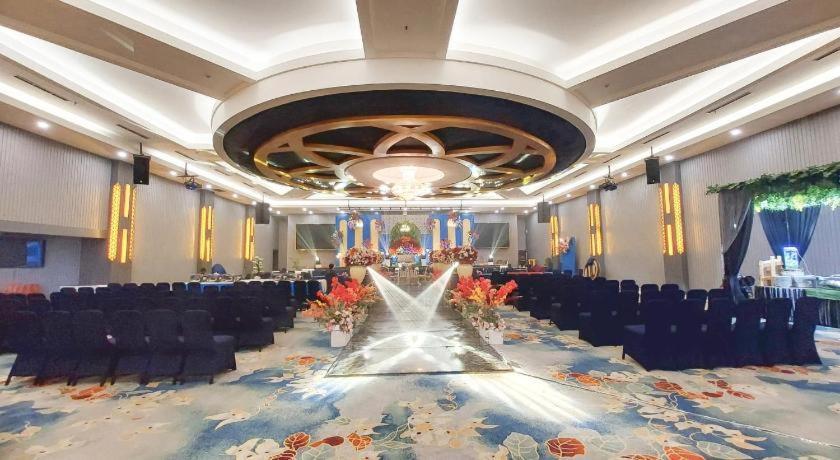 New Hollywood Hotel Pekanbaru Exterior foto