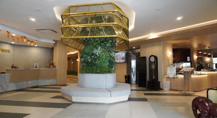 New Hollywood Hotel Pekanbaru Exterior foto