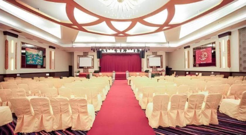 New Hollywood Hotel Pekanbaru Exterior foto