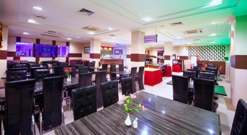 New Hollywood Hotel Pekanbaru Exterior foto