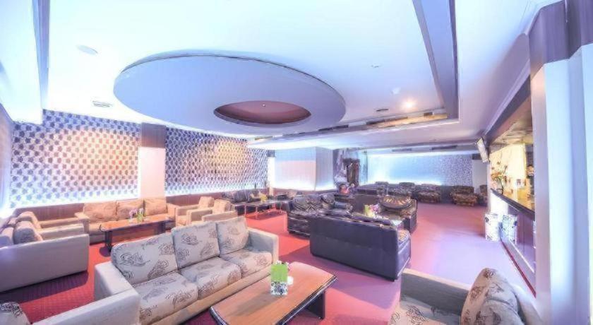 New Hollywood Hotel Pekanbaru Exterior foto