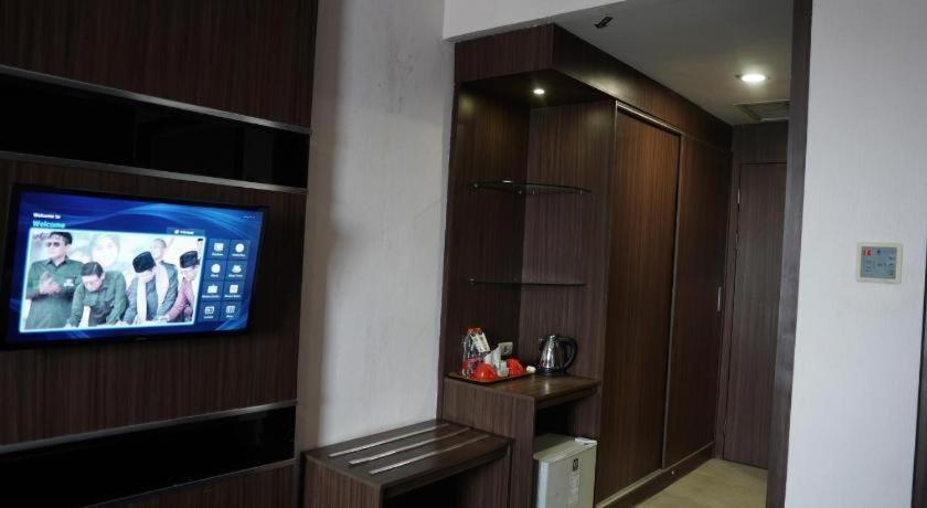 New Hollywood Hotel Pekanbaru Exterior foto