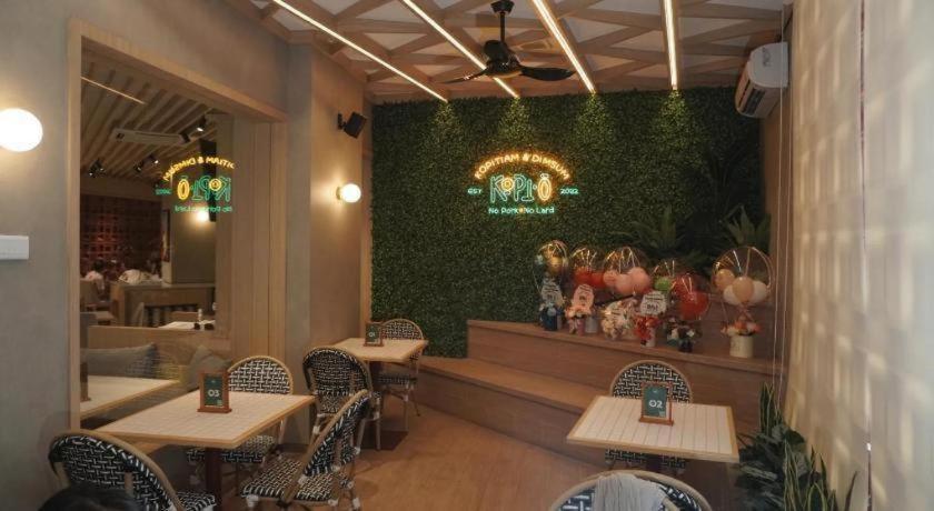 New Hollywood Hotel Pekanbaru Exterior foto