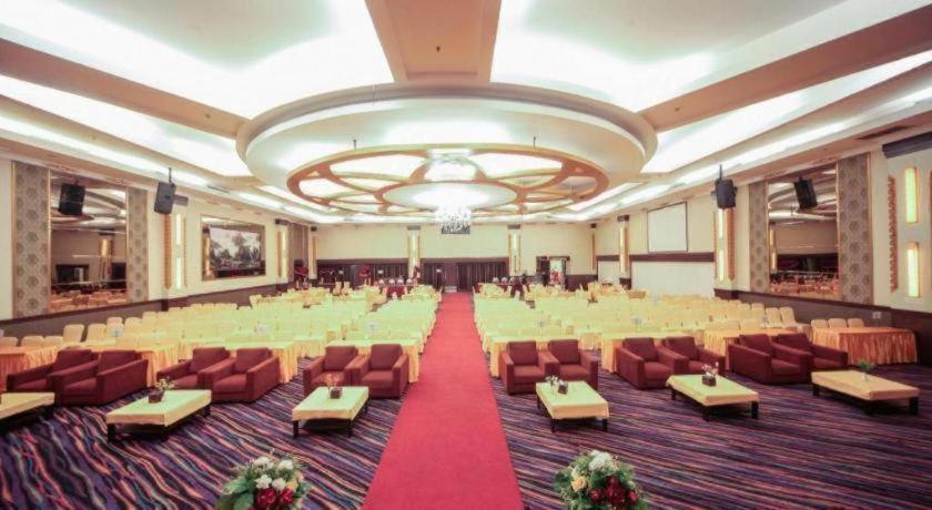 New Hollywood Hotel Pekanbaru Exterior foto