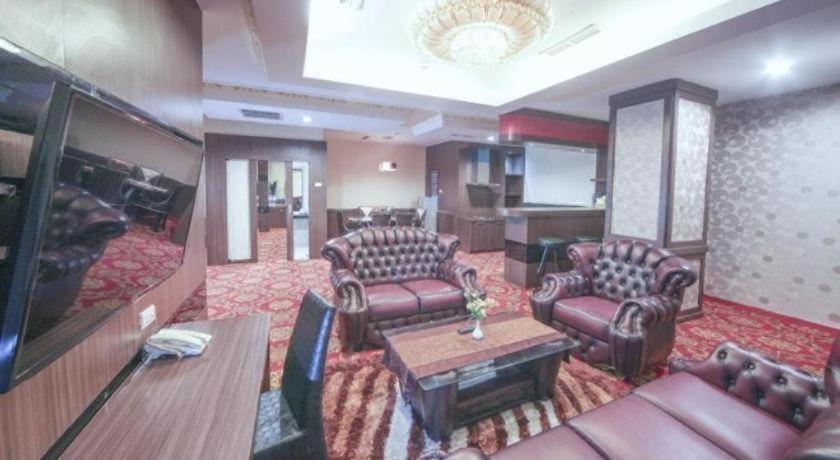 New Hollywood Hotel Pekanbaru Exterior foto