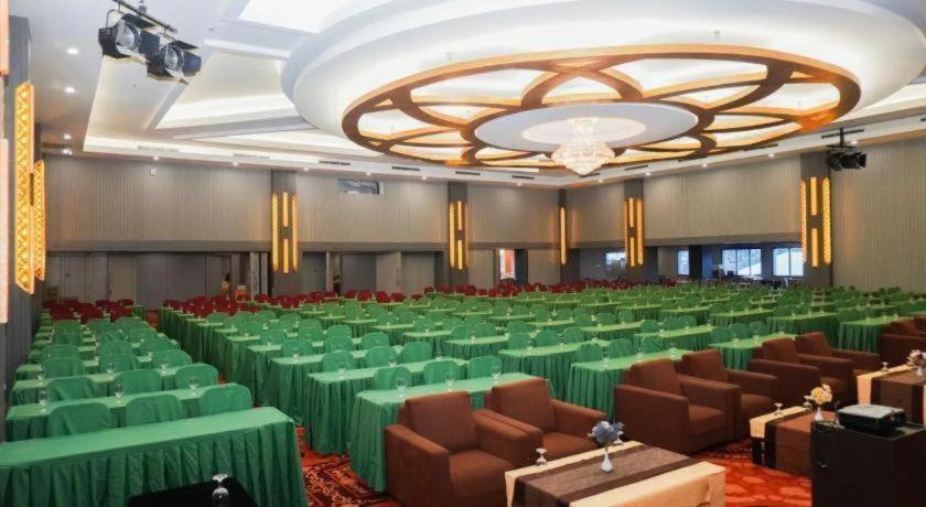 New Hollywood Hotel Pekanbaru Exterior foto