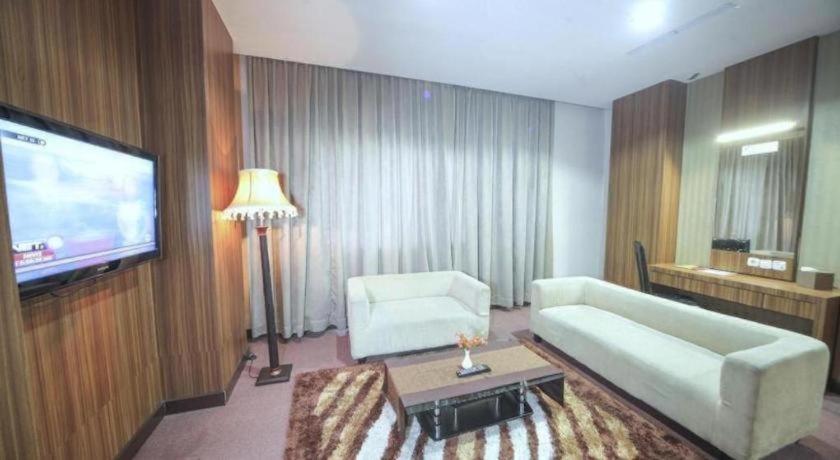 New Hollywood Hotel Pekanbaru Exterior foto