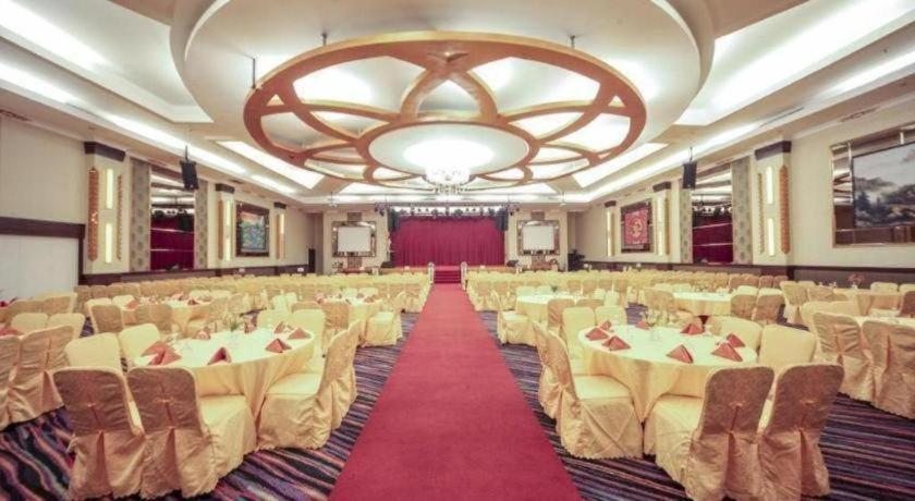 New Hollywood Hotel Pekanbaru Exterior foto