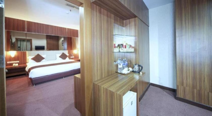 New Hollywood Hotel Pekanbaru Exterior foto