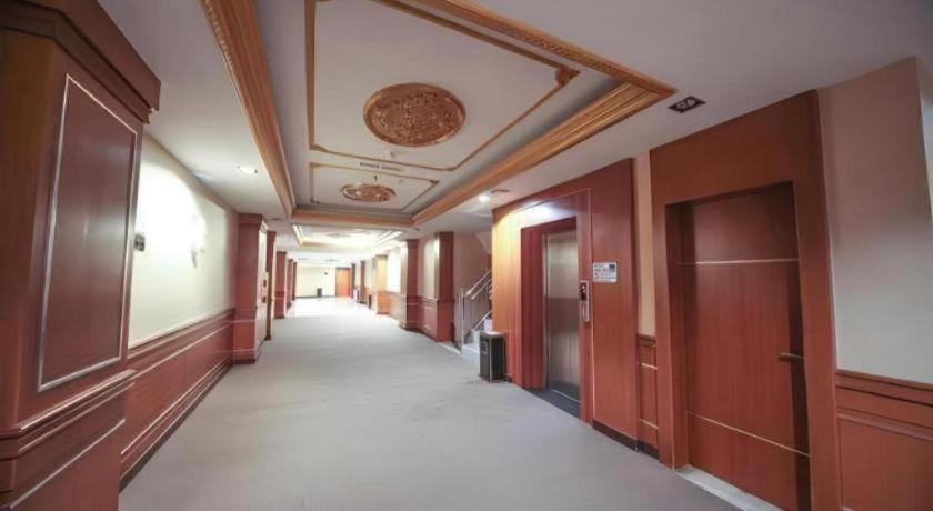 New Hollywood Hotel Pekanbaru Exterior foto