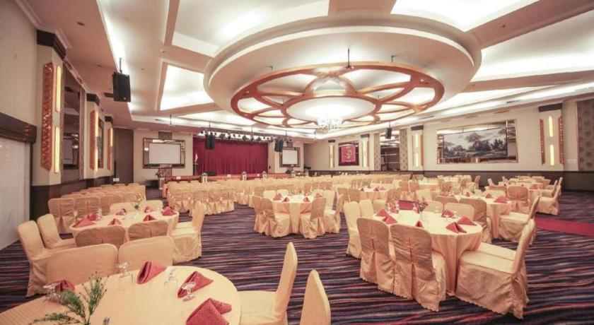 New Hollywood Hotel Pekanbaru Exterior foto