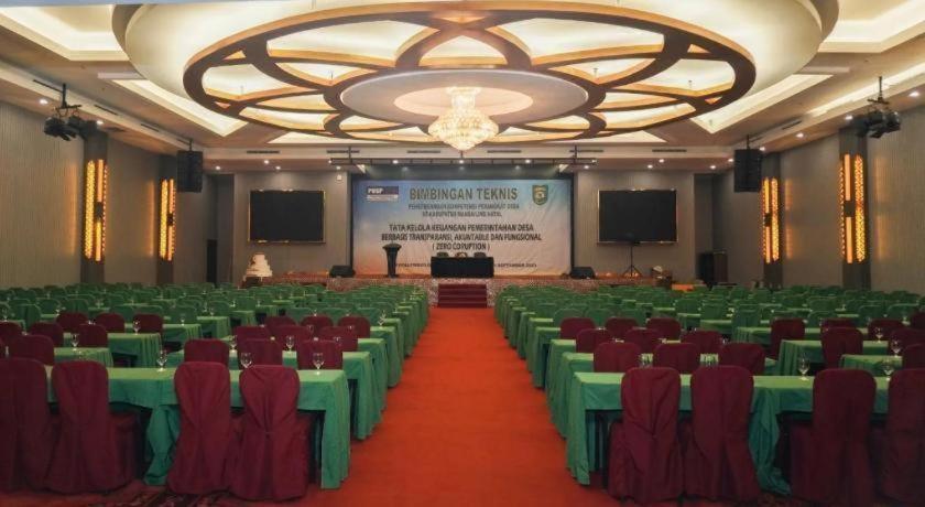 New Hollywood Hotel Pekanbaru Exterior foto
