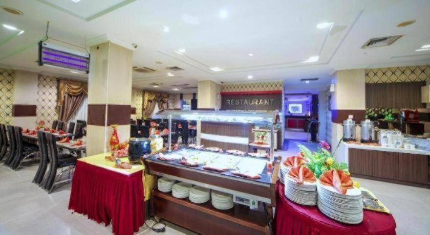 New Hollywood Hotel Pekanbaru Exterior foto