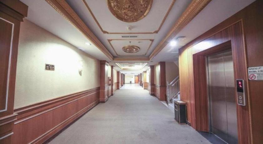 New Hollywood Hotel Pekanbaru Exterior foto