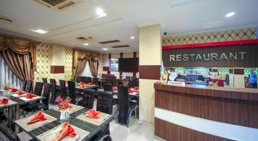 New Hollywood Hotel Pekanbaru Exterior foto