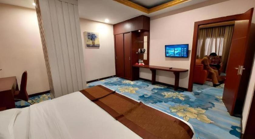 New Hollywood Hotel Pekanbaru Exterior foto