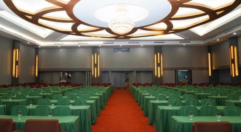 New Hollywood Hotel Pekanbaru Exterior foto