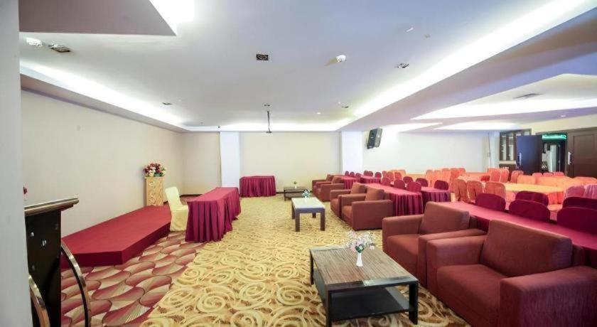 New Hollywood Hotel Pekanbaru Exterior foto
